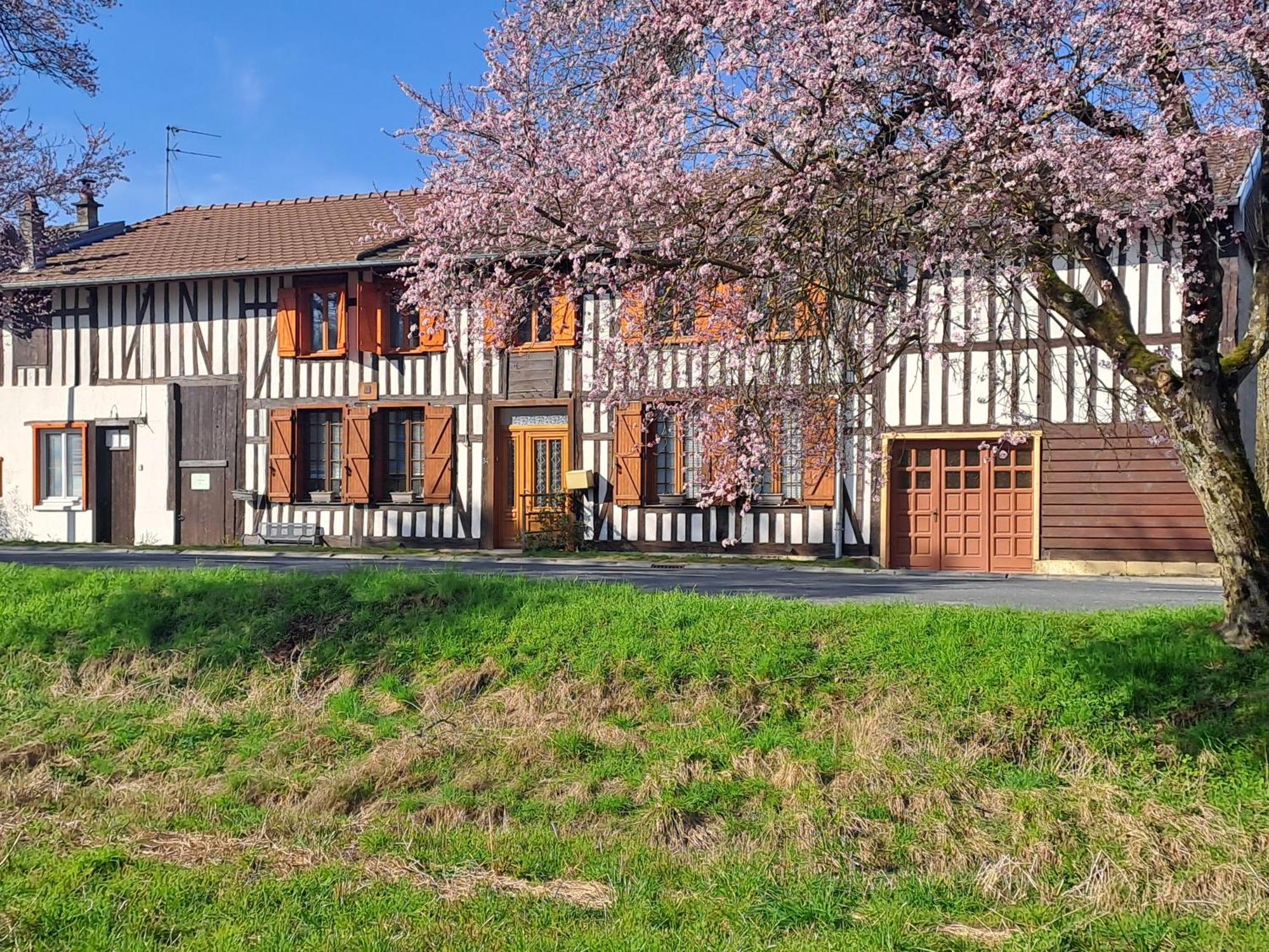 Chatrou Chatelraould-Saint-Louvent Exterior foto